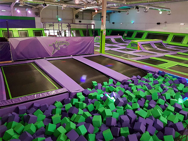 Jump in trampoline park online